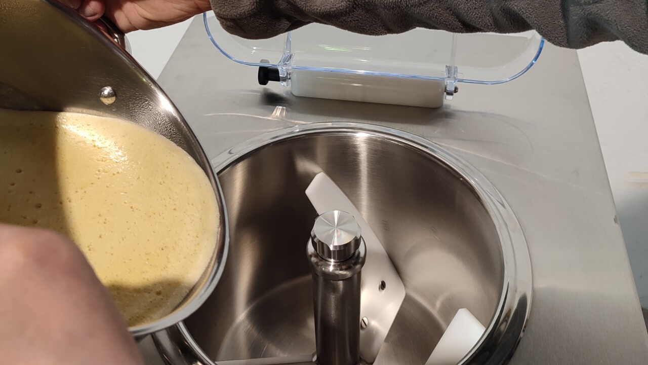 Einfaches Befüllen des Glacé Freezers